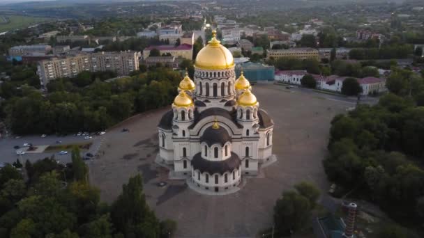 Uitzicht op de Hemelvaart kathedraal tijdens zonsondergang in Novocherkassk, Rusland — Stockvideo