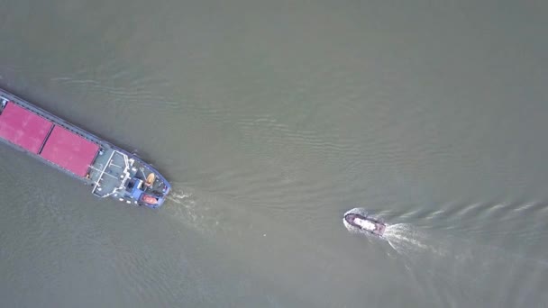 Un barco en el río. Pequeño barco navega en el río, vista aérea — Vídeos de Stock