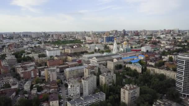 Vlucht over het stadscentrum en bezienswaardigheden, Rostov-on-Don panorama van de stad — Stockvideo