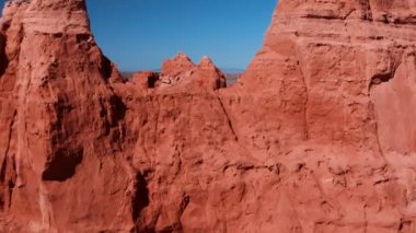 Mars manzarası, Gobi Çölü 'ndeki Flaming Cliffs hava manzarası. Dinozorların kalıntılarının dinlendiği ve yumurtalarının bırakıldığı yanmış toprak. Moğolistan. Kanyon Hermen-Tsav