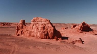 Mars manzarası, Gobi Çölü 'ndeki Flaming Cliffs hava manzarası. Dinozorların kalıntılarının dinlendiği ve yumurtalarının bırakıldığı yanmış toprak. Moğolistan. Kanyon Hermen-Tsav