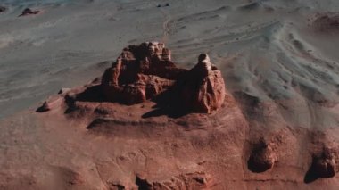 Mars manzarası, Gobi Çölü 'ndeki Flaming Cliffs hava manzarası. Dinozorların kalıntılarının dinlendiği ve yumurtalarının bırakıldığı yanmış toprak. Moğolistan. Kanyon Hermen-Tsav