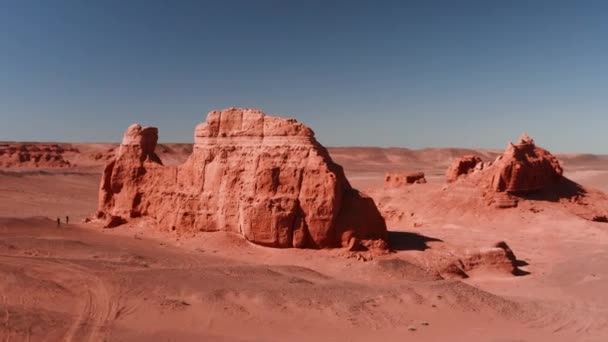 Martian landscape, Flaming Cliffs aerial view in the Gobi Desert. Scorched earth where the remains of dinosaurs rest, and the laying of their eggs. Mongolia. Canyon Hermen-Tsav — Stock Video