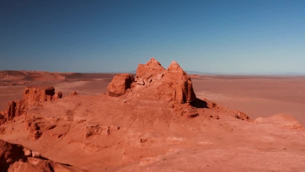 Paesaggio marziano, Scogliere fiammeggianti vista aerea nel deserto del Gobi. Terra bruciata dove riposano i resti dei dinosauri e la deposizione delle loro uova. Mongolia. Canyon Hermen-Tsav — Video Stock