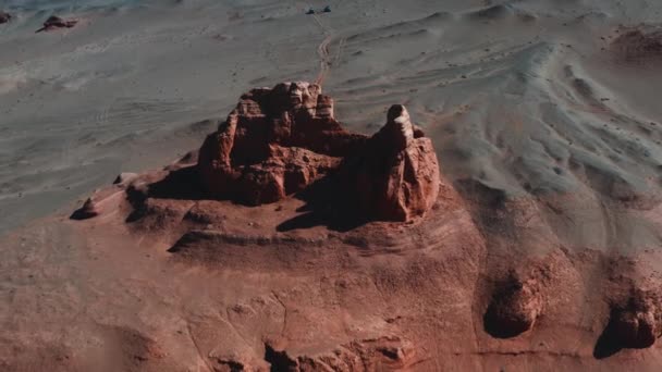 Paesaggio marziano, Scogliere fiammeggianti vista aerea nel deserto del Gobi. Terra bruciata dove riposano i resti dei dinosauri e la deposizione delle loro uova. Mongolia. Canyon Hermen-Tsav — Video Stock