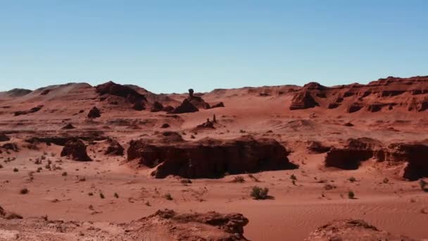 Марсианский пейзаж, Пламенные скалы с высоты птичьего полета в пустыне Гоби. Выжженная земля, где покоятся останки динозавров, и откладывание их яиц. Монголия. Гермен-Цав — стоковое видео