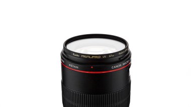 Popüler Macro Lens Canon EF 100 mm f2.8L Macro beyaz arka planda. 07.03.2020, Rostov bölgesi, Rusya.