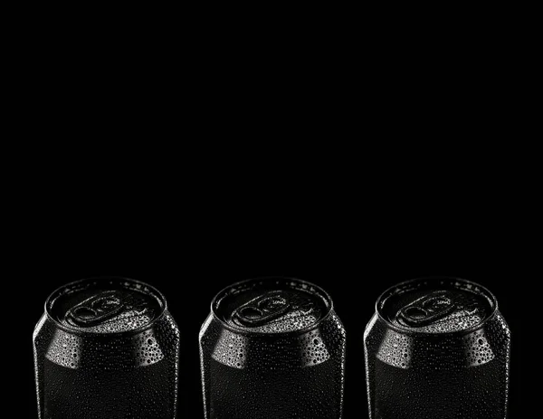 Блэк-металл. черный алюминиевый банку пива, лимонад или тоник изолированы на черном фоне. Пустой макет упаковки без этикетки — стоковое фото