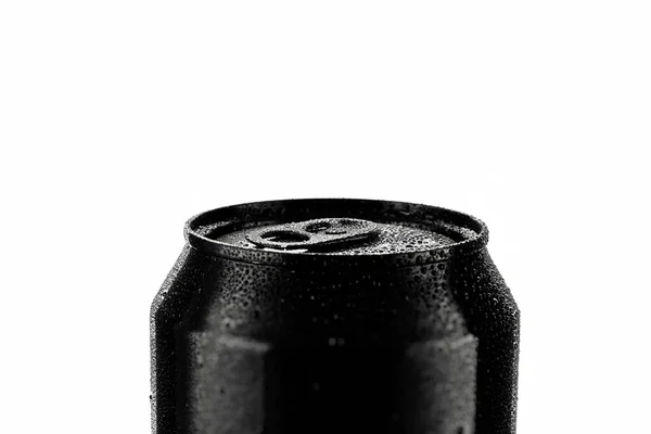 Lata de metal preto, com gotas de condensação na superfície. Alumínio preto molhado lata de cerveja, limonada ou tônico isolado em branco preto. Mockup de embalagem vazio sem rótulo — Fotografia de Stock