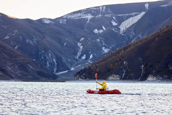 Packraft, balsa ligera de una persona usada para la expedición o las carreras de la aventura en un lago, paseo inflable del barco en un lago de montaña —  Fotos de Stock