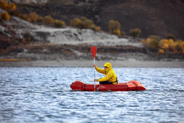 Packraft, en person lätt flotte som används för expedition eller äventyr racing på en sjö, uppblåsbar båt Rida på en fjällsjö — Stockfoto