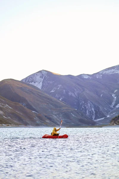 Nuota a Packraft. Packraft, zattera leggera per una persona usata per la spedizione o le corse d'avventura, su un lago, barca gonfiabile Cavalcare su un lago di montagna — Foto Stock