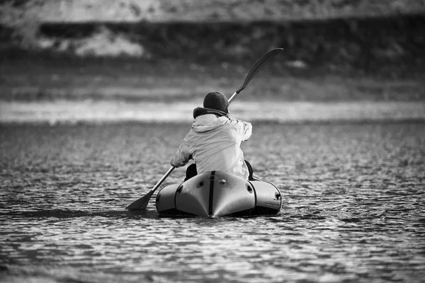 पैकक्राफ्ट में तैरना। पैकक्राफ्ट, एक व्यक्ति प्रकाश बेड़ा जो एक झील पर अभियान या साहसिक रेसिंग के लिए उपयोग किया जाता है, एक पहाड़ी झील पर Inflatable नाव सवारी — स्टॉक फ़ोटो, इमेज