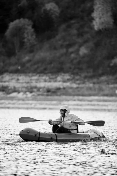 Nade em Packraft. Packraft, jangada leve de uma pessoa usada para expedição ou corrida de aventura, em um lago, passeio de barco inflável em um lago de montanha — Fotografia de Stock