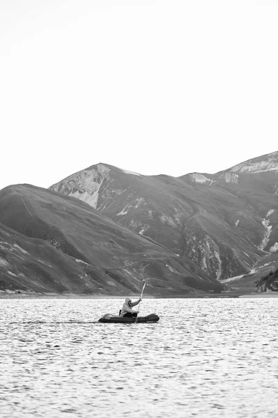 Simma i Packraft. Packraft, en person lätt flotte som används för expedition eller äventyr racing, på en sjö, uppblåsbar båt Rida på en fjällsjö — Stockfoto
