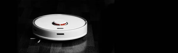 Smart Robot Vacuum Cleaner. Robot vacuum cleaner performs automatic cleaning of the apartment at a certain time. Smart home — Stock Photo, Image