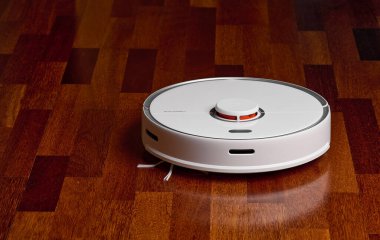 Akıllı Robot Elektrikli Süpürge Xiaomi Roborock tahta zeminde maksimum 5. Robot elektrikli süpürge daireyi otomatik olarak temizliyor. 04.12.2020, Rostov bölgesi, Rusya