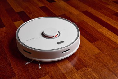 Akıllı Robot Elektrikli Süpürge Xiaomi Roborock tahta zeminde maksimum 5. Robot elektrikli süpürge daireyi otomatik olarak temizliyor. 04.12.2020, Rostov bölgesi, Rusya