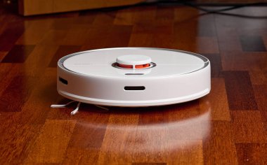 Akıllı Robot Elektrikli Süpürge Xiaomi Roborock tahta zeminde maksimum 5. Robot elektrikli süpürge daireyi otomatik olarak temizliyor. 04.12.2020, Rostov bölgesi, Rusya