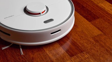 Akıllı Robot Elektrikli Süpürge Xiaomi Roborock tahta zeminde maksimum 5. Robot elektrikli süpürge daireyi otomatik olarak temizliyor. 04.12.2020, Rostov bölgesi, Rusya