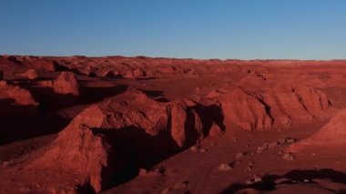 Mars manzarası, Gobi Çölü 'ndeki Flaming Cliffs hava manzarası. Dinozorların kalıntılarının dinlendiği ve yumurtalarının bırakıldığı yanmış toprak. Moğolistan. Kanyon Hermen-Tsav.