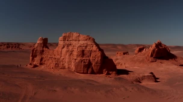 火星人的风景 火烈鸟在戈壁沙漠的空中俯瞰 烧焦了的地球 恐龙的残骸在那里安息 它们也在那里产卵 峡谷Hermen Tsav — 图库视频影像