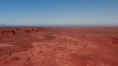 Mars manzarası, Gobi Çölü 'ndeki Flaming Cliffs hava manzarası. Dinozorların kalıntılarının dinlendiği ve yumurtalarının bırakıldığı yanmış toprak. Moğolistan. Kanyon Hermen-Tsav.
