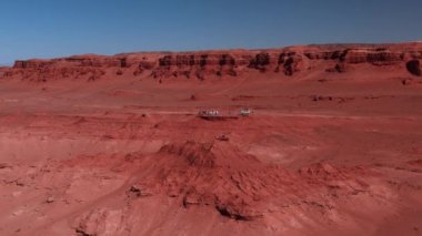 Mars manzarası, Gobi Çölü 'ndeki Flaming Cliffs hava manzarası. Dinozorların kalıntılarının dinlendiği ve yumurtalarının bırakıldığı yanmış toprak. Moğolistan. Kanyon Hermen-Tsav.