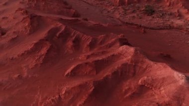 Mars manzarası, Gobi Çölü 'ndeki Flaming Cliffs hava manzarası. Dinozorların kalıntılarının dinlendiği ve yumurtalarının bırakıldığı yanmış toprak. Moğolistan. Kanyon Hermen-Tsav.