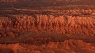 Mars manzarası, Gobi Çölü 'ndeki Flaming Cliffs hava manzarası. Dinozorların kalıntılarının dinlendiği ve yumurtalarının bırakıldığı yanmış toprak. Moğolistan. Kanyon Hermen-Tsav.
