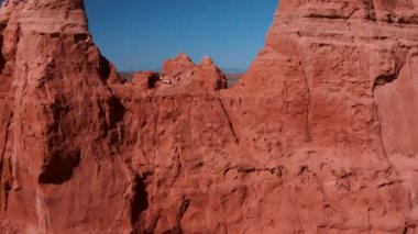 Mars manzarası, Gobi Çölü 'ndeki Flaming Cliffs hava manzarası. Dinozorların kalıntılarının dinlendiği ve yumurtalarının bırakıldığı yanmış toprak. Moğolistan. Kanyon Hermen-Tsav.