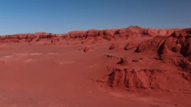 Mars manzarası, Gobi Çölü 'ndeki Flaming Cliffs hava manzarası. Dinozorların kalıntılarının dinlendiği ve yumurtalarının bırakıldığı yanmış toprak. Moğolistan. Kanyon Hermen-Tsav.