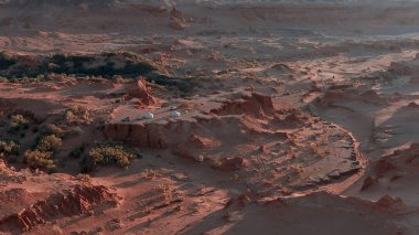 Mars manzarası, Gobi Çölü 'ndeki Flaming Cliffs hava manzarası. Dinozorların kalıntılarının dinlendiği ve yumurtalarının serildiği yanmış toprak. Moğolistan. Herman-Tsav Kanyonu.