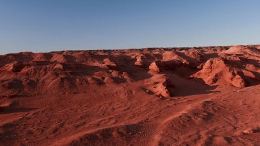 Mars manzarası, Gobi Çölü 'ndeki Flaming Cliffs hava manzarası. Dinozorların kalıntılarının dinlendiği ve yumurtalarının serildiği yanmış toprak. Moğolistan. Herman-Tsav Kanyonu.