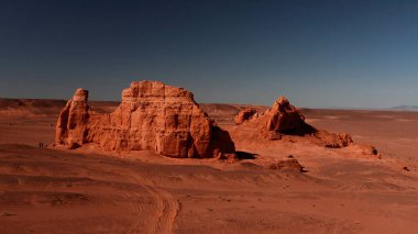 Mars manzarası, Gobi Çölü 'ndeki Flaming Cliffs hava manzarası. Dinozorların kalıntılarının dinlendiği ve yumurtalarının serildiği yanmış toprak. Moğolistan. Herman-Tsav Kanyonu.