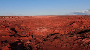 Mars manzarası, Gobi Çölü 'ndeki Flaming Cliffs hava manzarası. Dinozorların kalıntılarının dinlendiği ve yumurtalarının serildiği yanmış toprak. Moğolistan. Herman-Tsav Kanyonu.