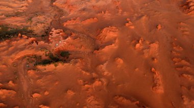 Mars manzarası, Gobi Çölü 'ndeki Flaming Cliffs hava manzarası. Dinozorların kalıntılarının dinlendiği ve yumurtalarının serildiği yanmış toprak. Moğolistan. Herman-Tsav Kanyonu.