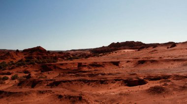 Mars manzarası, Gobi Çölü 'ndeki Flaming Cliffs hava manzarası. Dinozorların kalıntılarının dinlendiği ve yumurtalarının serildiği yanmış toprak. Moğolistan. Herman-Tsav Kanyonu.