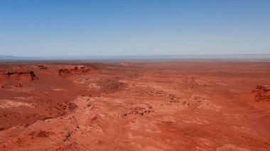 Mars manzarası, Gobi Çölü 'ndeki Flaming Cliffs hava manzarası. Dinozorların kalıntılarının dinlendiği ve yumurtalarının serildiği yanmış toprak. Moğolistan. Herman-Tsav Kanyonu.