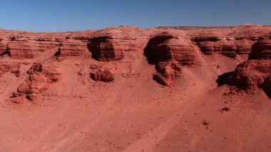 Mars manzarası, Gobi Çölü 'ndeki Flaming Cliffs hava manzarası. Dinozorların kalıntılarının dinlendiği ve yumurtalarının serildiği yanmış toprak. Moğolistan. Herman-Tsav Kanyonu.