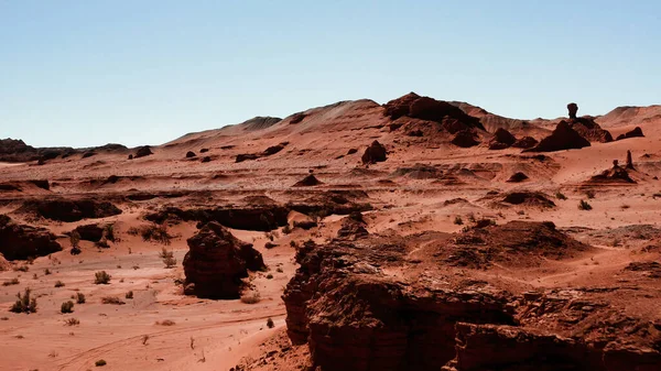 火星人的风景 火烈鸟在戈壁沙漠的空中俯瞰 烧焦了的地球 恐龙的残骸在那里安息 它们的蛋也在那里产卵 峡谷Herman Tsav — 图库照片