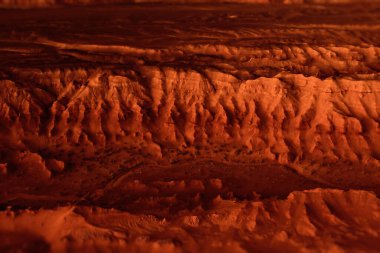 Paslı turuncu gölgelerdeki fantastik Mars manzarası Mars yüzeyi, Çöl, Uçurumlar, kum. Uzaylı manzarası. Kızıl Gezegen Mars.