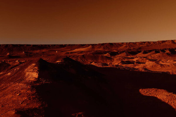 Фантастический марсианский пейзаж в ржавых оранжевых тонах, поверхность Марса, пустыня, скалы, песок. Чужой пейзаж. Красная планета.