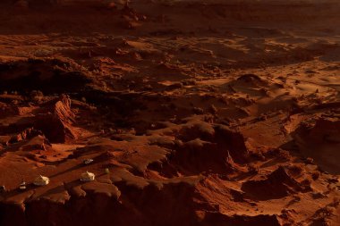 Paslı turuncu gölgelerdeki fantastik Mars manzarası Mars yüzeyi, Çöl, Uçurumlar, kum. Uzaylı manzarası. Kızıl Gezegen Mars.