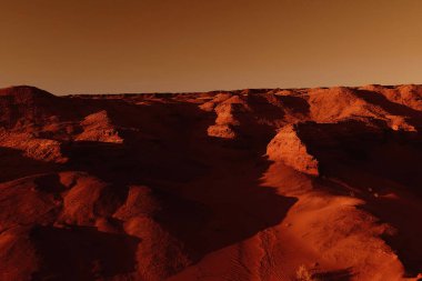Paslı turuncu gölgelerdeki fantastik Mars manzarası Mars yüzeyi, Çöl, Uçurumlar, kum. Uzaylı manzarası. Kızıl Gezegen Mars.