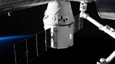 SpaceX mürettebat ejderha uzay aracı Uluslararası Uzay İstasyonu 'na yanaştı. Bu görüntünün elementleri NASA tarafından desteklenmektedir