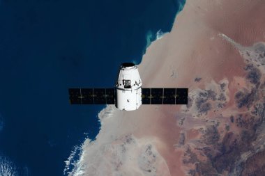 SpaceX Dragon ikmal gemisi Uluslararası Uzay İstasyonu 'na yaklaşıyor. Bu görüntünün elementleri NASA tarafından desteklenmektedir
