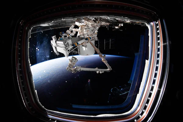 La nave espacial SpaceX Crew Dragon está acoplada a la Estación Espacial Internacional. Elementos de esta imagen proporcionados por la NASA —  Fotos de Stock
