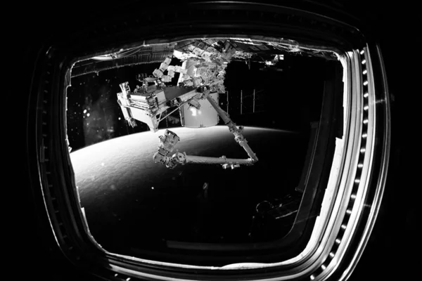 SpaceX Crew Dragon航天器与空间站对接。美国航天局提供的这一图像的要素 — 图库照片