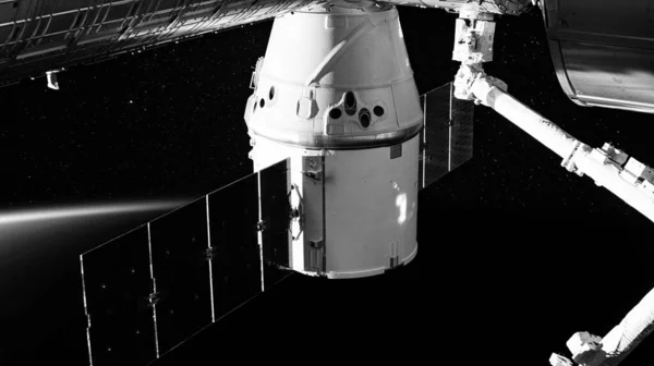 SpaceX Crew Dragon Raumschiff ist an der Raumstation angedockt. Elemente dieses von der NASA bereitgestellten Bildes — Stockfoto